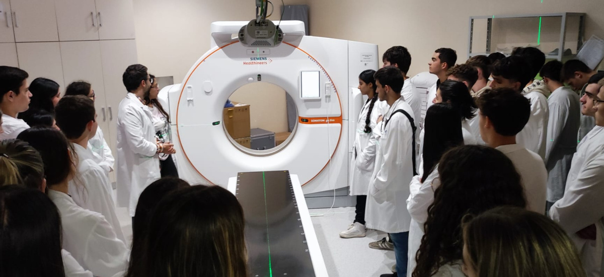 Alumnos de Ingeniería Biomédica visitan el acelerador lineal de Oncología Radioterápica del Hospital Santa Lucía